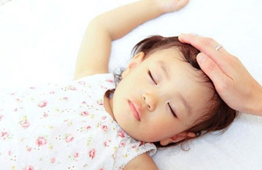 Mồ hôi trộm ở trẻ sơ sinh có nguy hiểm không? Nguyên nhân và cách điều trị