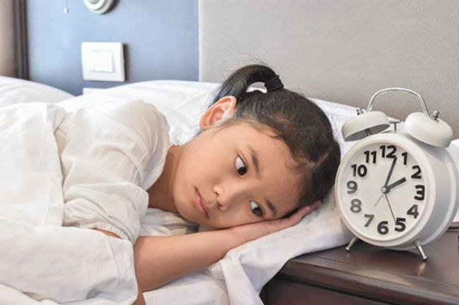 Ngủ ngày nhiều là nguyên nhân khiến trẻ khó ngủ vào buổi tối